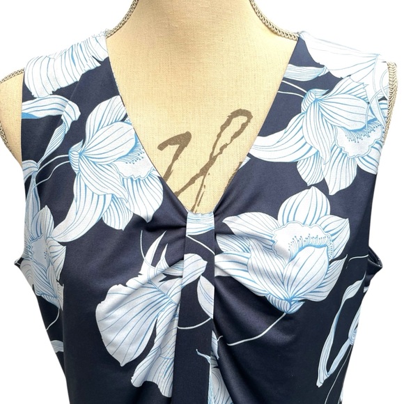 Made in Italy Navy/Light Blue Floral V-Neck Sleeveless Gather Front Top (L) - Picture 4 of 11
